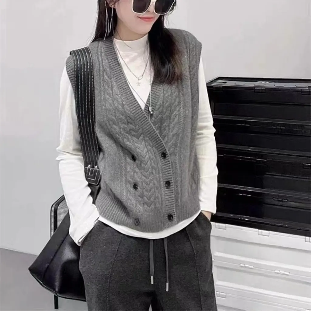 

French Retro Women's Knitted Vest Double-breasted Sleeveless Sweater Waistcoat Niche Design Autumn Winter Fashion