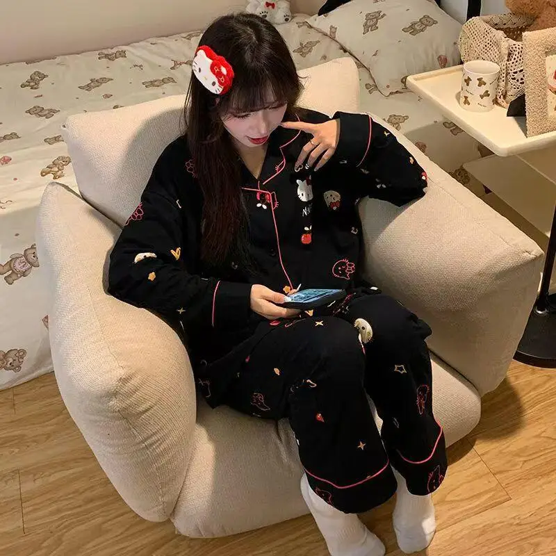 Piyama Wanita Anime Hello Kitty yang Populer, Gaya Imut dan Manis, Pakaian Rumah Hangat yang Cocok untuk Remaja Dipakai di Rumah.