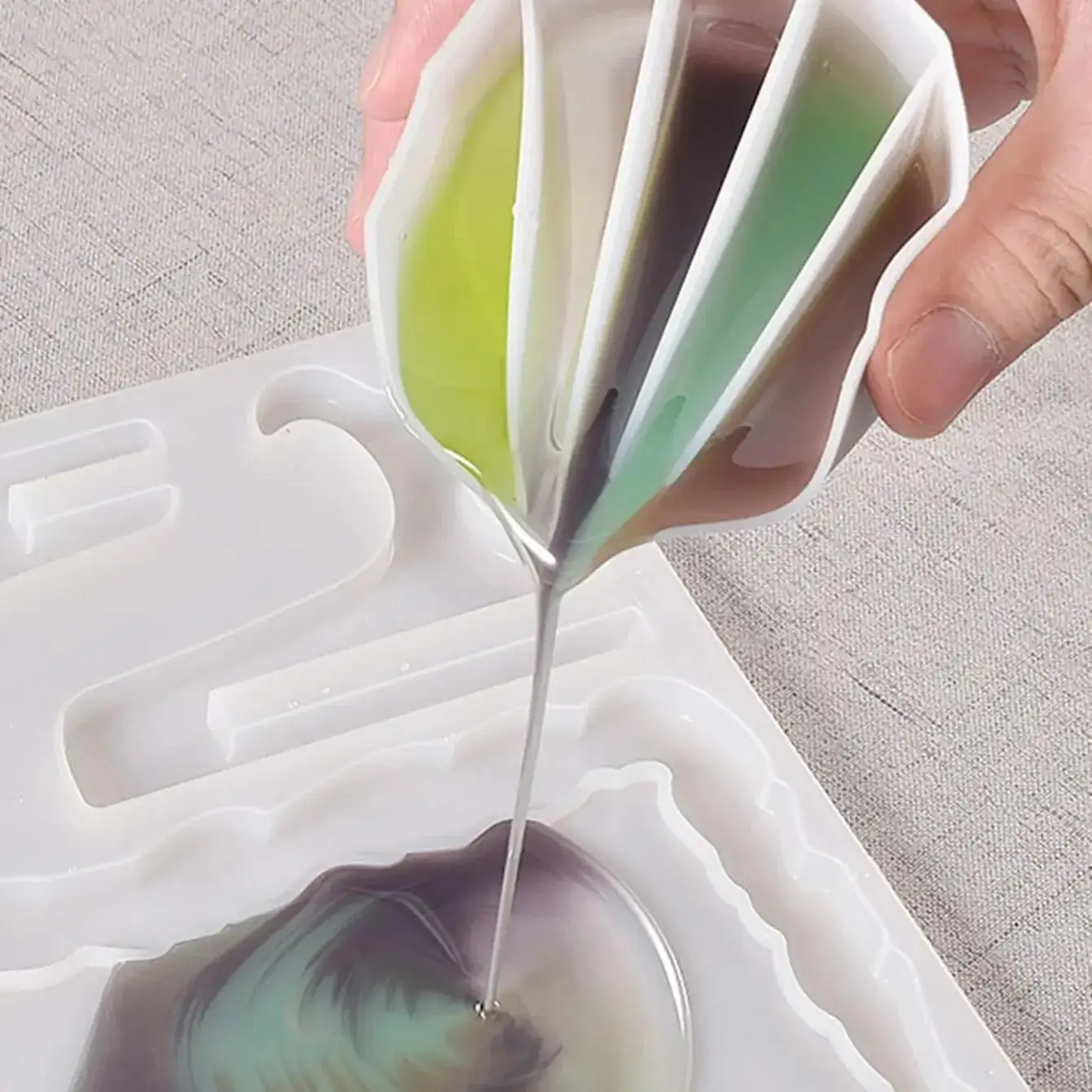 2pcs-Amazing Fluid Art And Silicone Craft Diverter Amazing Liquid Art And DIY Craft Dispenser Silicone Color Mixing Cup, Color B