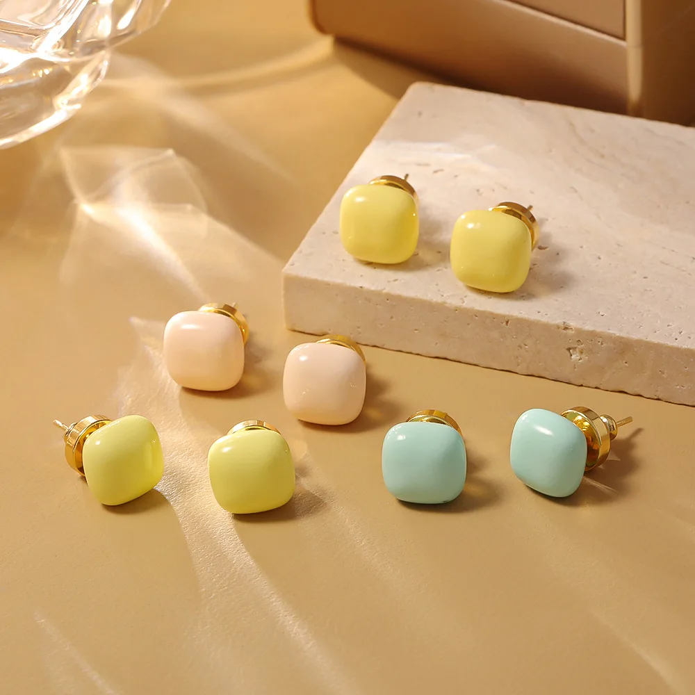 

Fashionable and exquisite dopamine small square earrings, small fresh candy-colored pearl earrings, high-end simple earrings