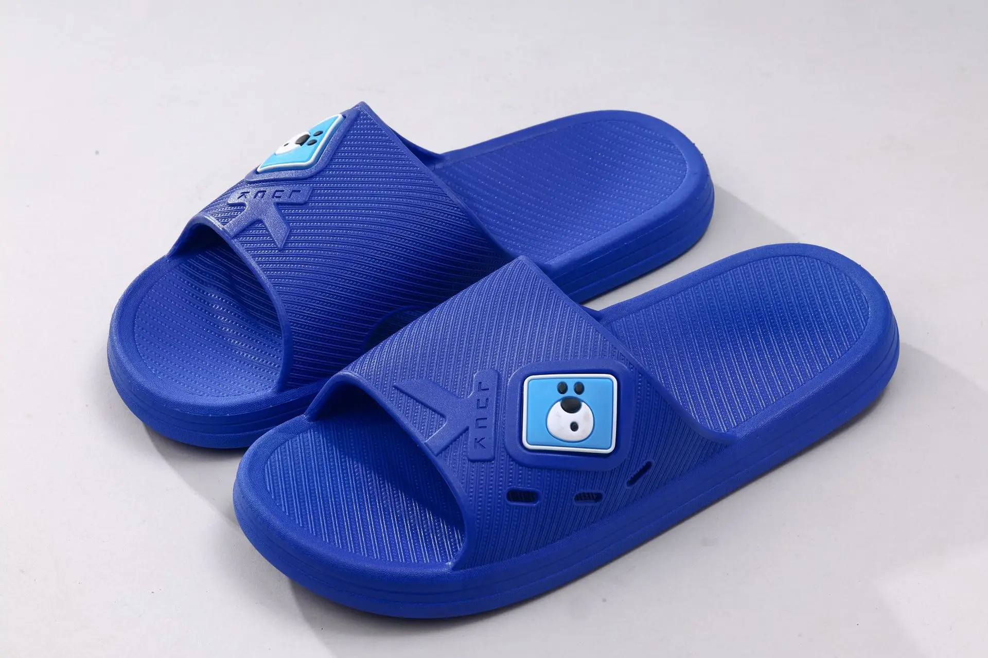 Spring 2026 Men's Fashionable Slip-Resistant Wear-Resistant Slippers Bathroom Replacement Indoor Shoes Breathable Hollow Desi...