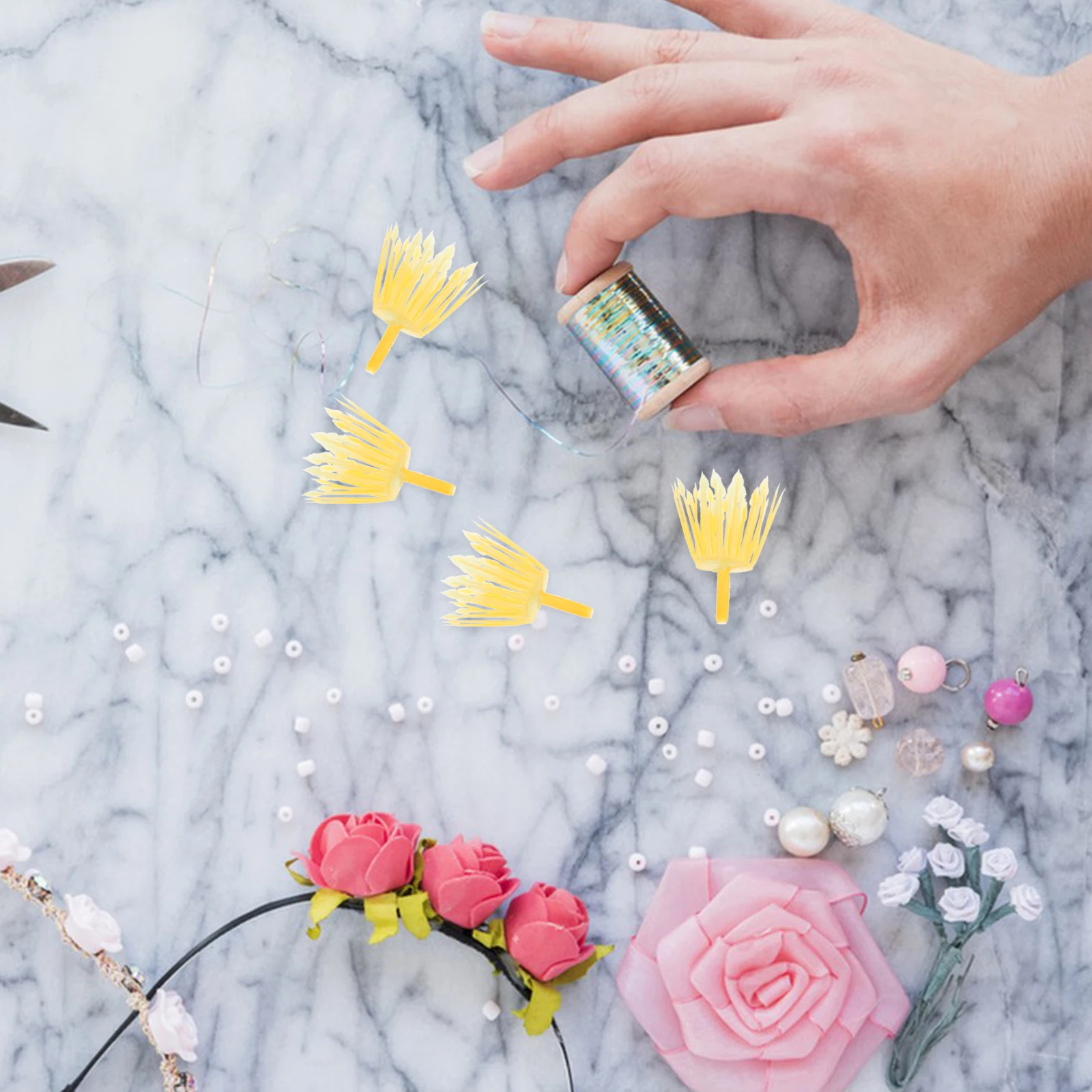 30 قطعة من الزهور المحاكاة للسبع البلاستيكية الواقعية DIY الزهور الاصطناعية لصنع البطاقات إكليل القصاصات باللون الأصفر