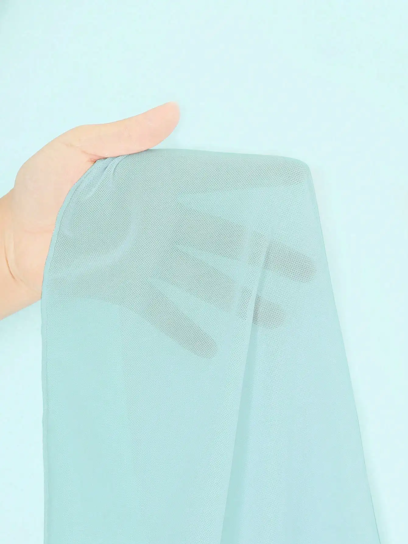 

Комплект из 3 предметов: женский купальник-бикини с завязками на шее и юбкой-накидкой однотонного цвета