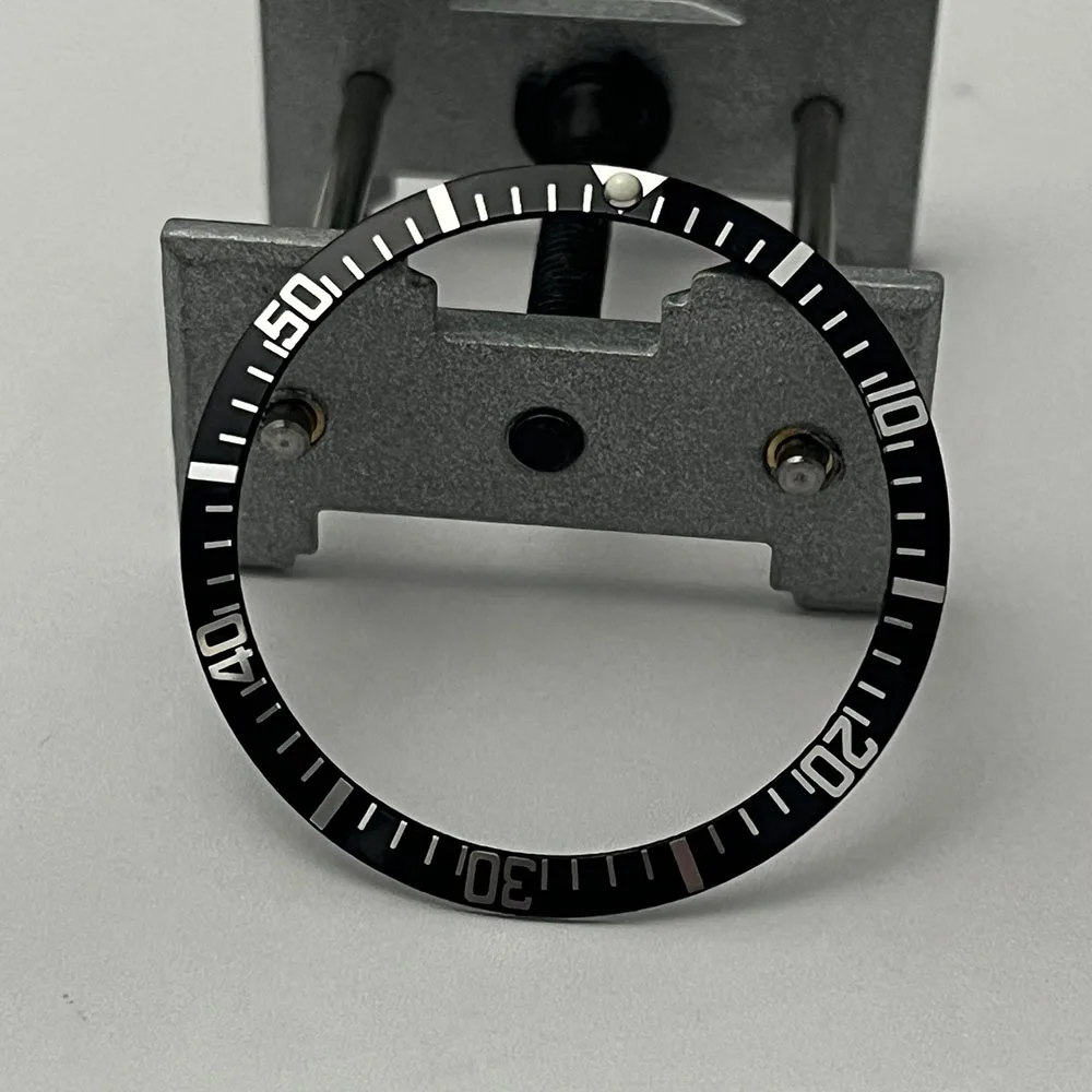 أدخل إطارًا من الألومنيوم باللون الأسود والأزرق والأخضر والأحمر مقاس 36 مم إلى ملحق حقيبة أوتوماتيكي مناسب للإطار