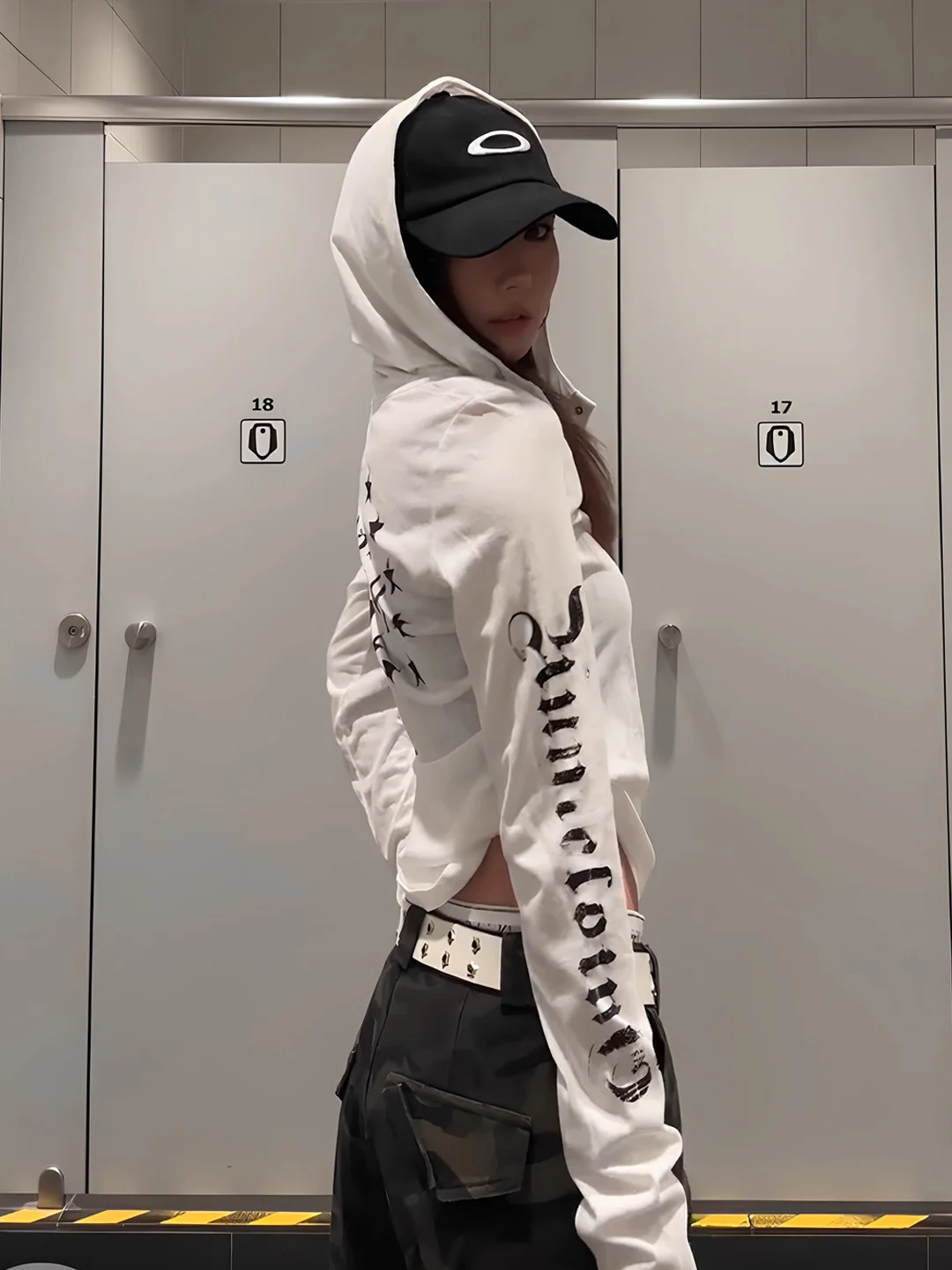 تي شيرت نسائي بأكمام طويلة على الطراز الأمريكي، هودي صيفي بتصميم بانك غوطي، قميص علوي أنيق وعصري بطباعة هندسية وقماش خفيف