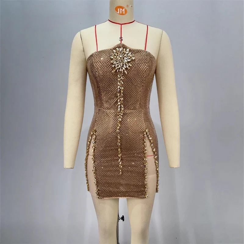 Sukienka na imprezę/bal, cekiny, krótka spódniczka, błyszczące złote kryształki, bez ramiączek, bez rękawów, prześwitująca siateczka, wysoki stan, obcisła.