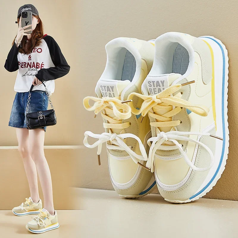 รองเท้ากีฬาผู้หญิงใหม่ปี 2565 รองเท้าลําลองกลางแจ้งหลวมในฤดูร้อนรองเท้ากีฬาสบายและระบายอากาศได้