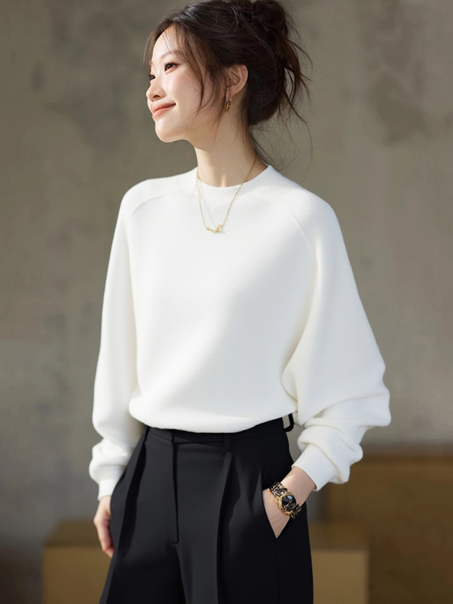 

Элегантный белый круглый топ с длинными рукавами свободного кроя для женщин, высококачественный европейский бренд, зимняя коллекция, модный повседневный стиль.