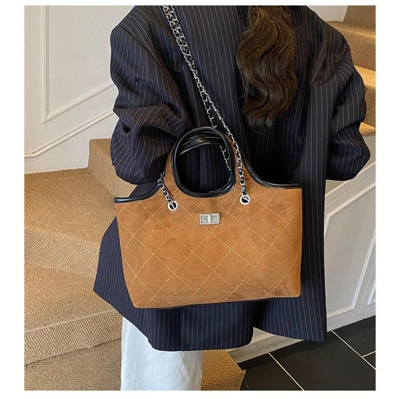 حقيبة كتف نسائية فاخرة مصنوعة من الجلد تتميز بتصميم عصري للركاب ومظهر أنيق في باريس  #6