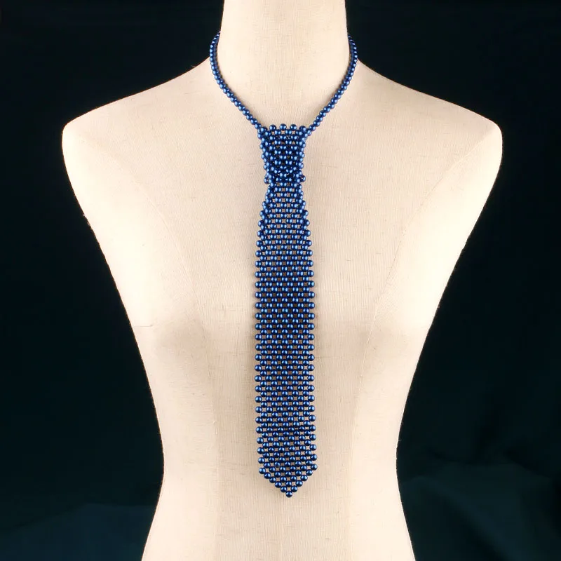 Stilvolle farbige Krawatte für Damen mit handgeschwindigten Perlen. Runway-Ready-Accessoire kann als Halskette oder Pulloverkette getragen werden – Detail 5