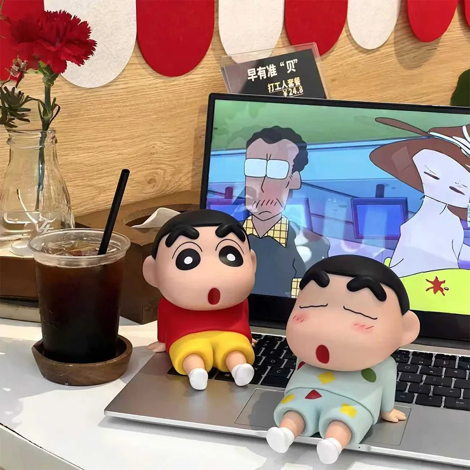 Kawaii Crayon Shin-Chan figurines Support pour téléphone Anime ornements de bureau dessin animé regarder la télévision Support pour téléphone décorations de poupée mignonnes