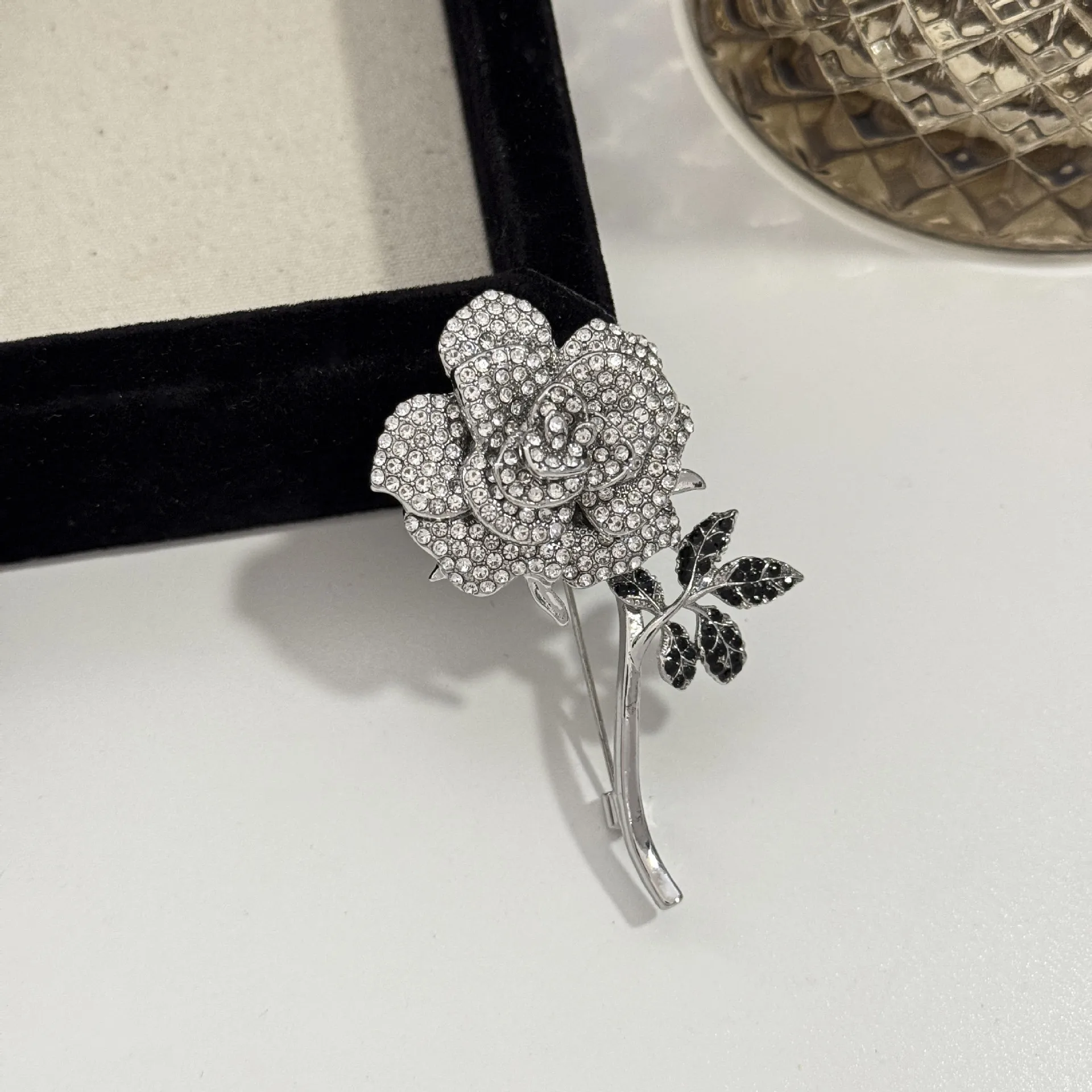 Chinesische Mode-Broschen mit Strasssteinen in Silberfarbe, Rosenmuster, für Damen, trendige, zarte Blumen-Anstecker, Party- und Freizeitaccessoire, Geschenk, Schmuck. – Detail 10