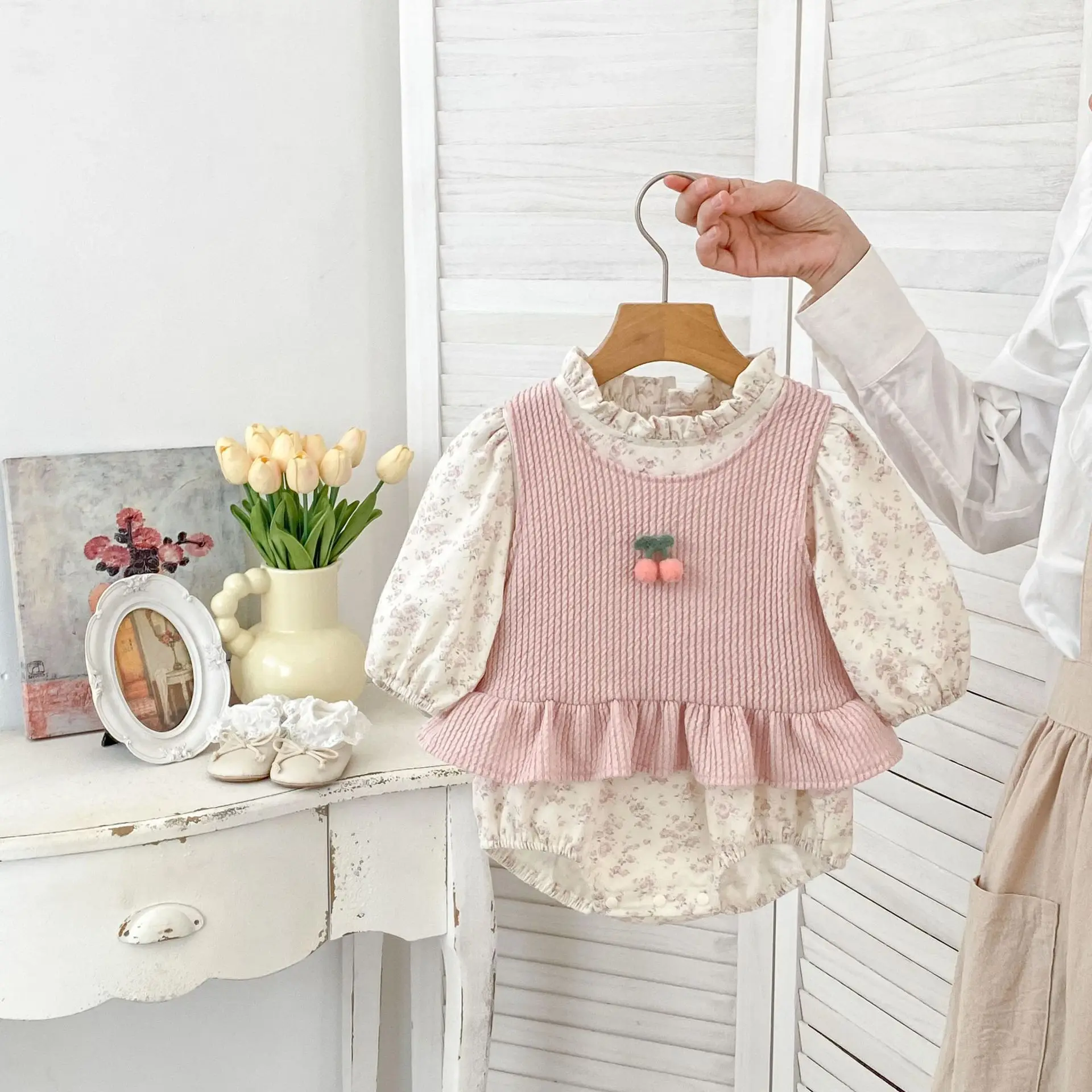 

Осенний детский комплект из двух предметов с цветочным узором, с длинными рукавами и круглым вырезом, боди для новорожденных девочек, вишневый жилет с рюшами для маленьких девочек