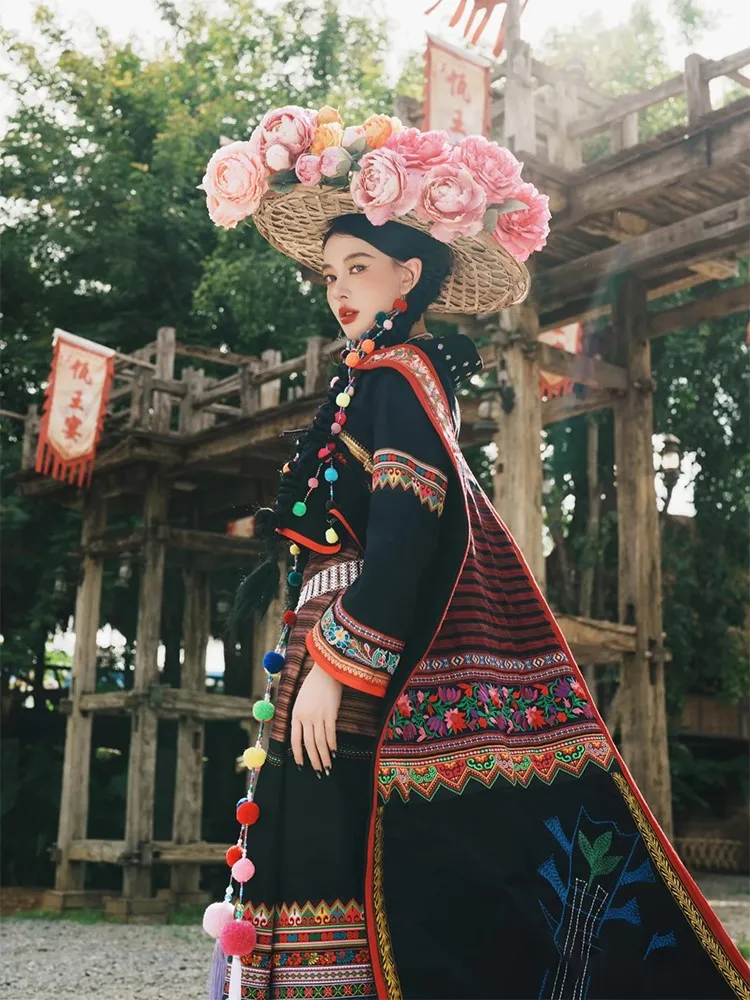 여행 사진 촬영을 위한 꽃무늬가 새겨진 꼬리가 달린 이국적인 의상