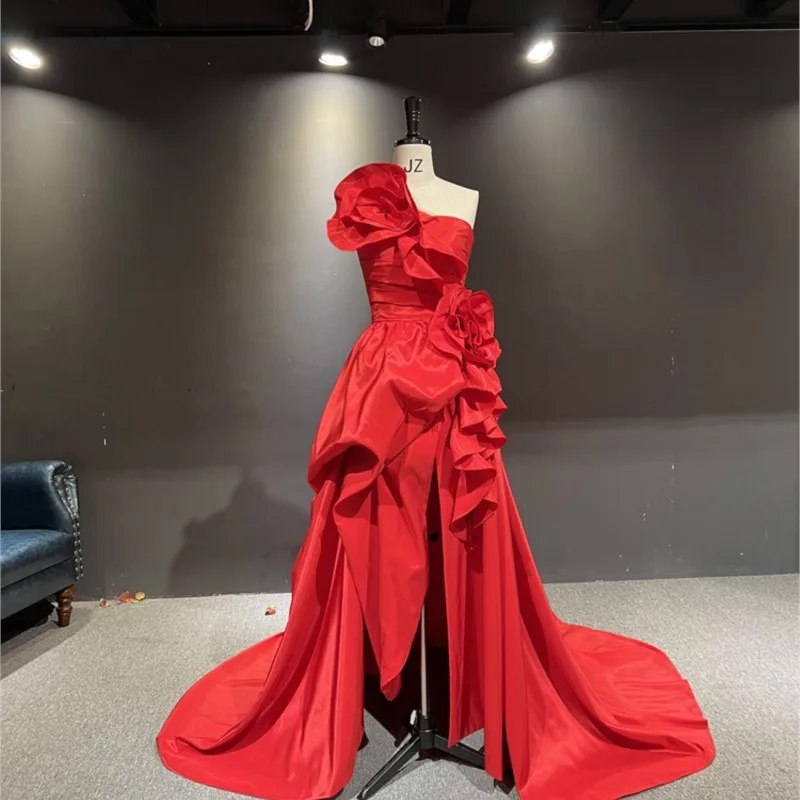 Red single-shoulder asymmetrical handcrafted flower-slit performance toasting dress