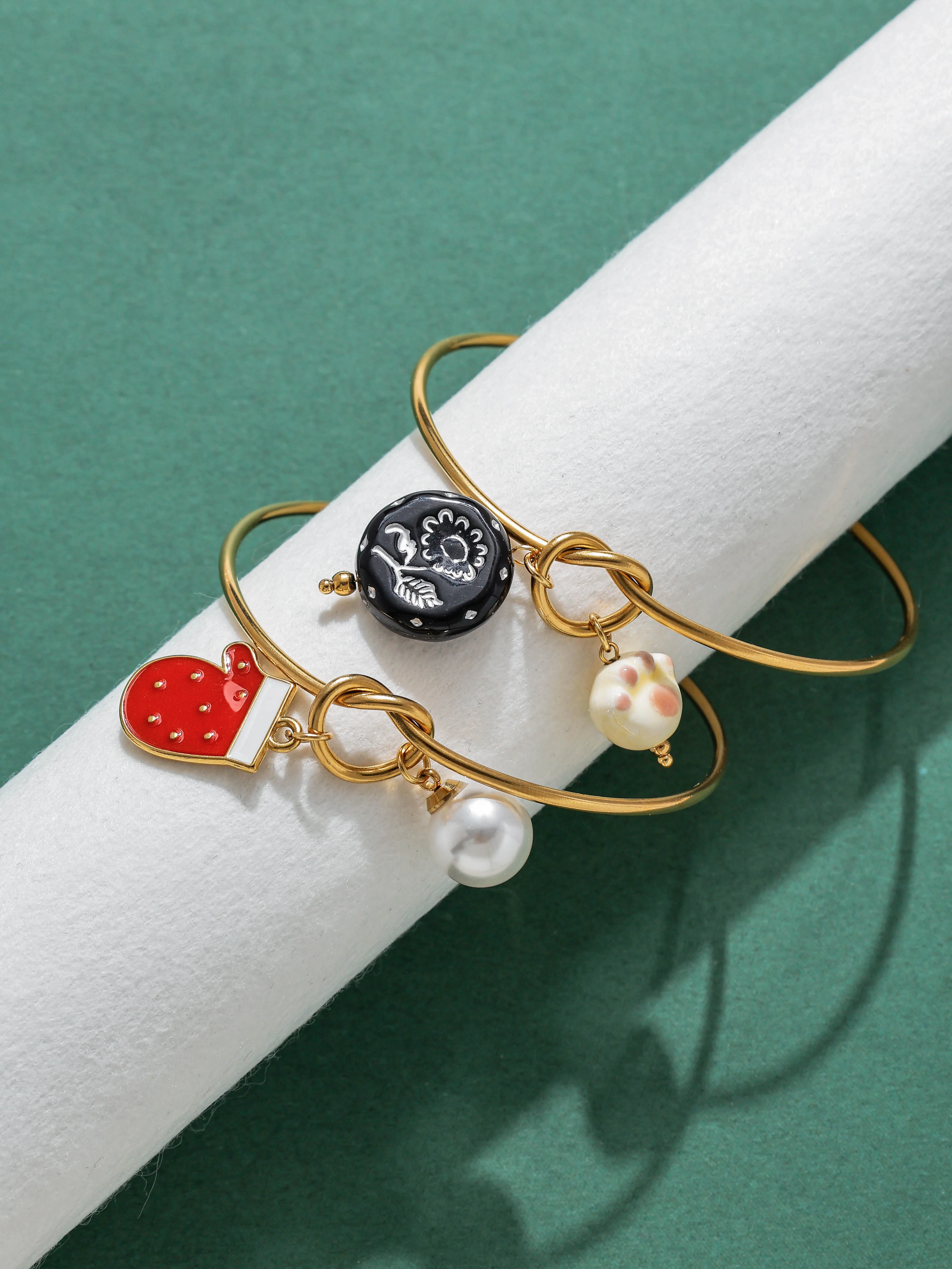 

Ceramic flower cat paw gloves pearl pendant 18K gold-plated knotted stainless steel bracelet ladies' accessories birthday gift