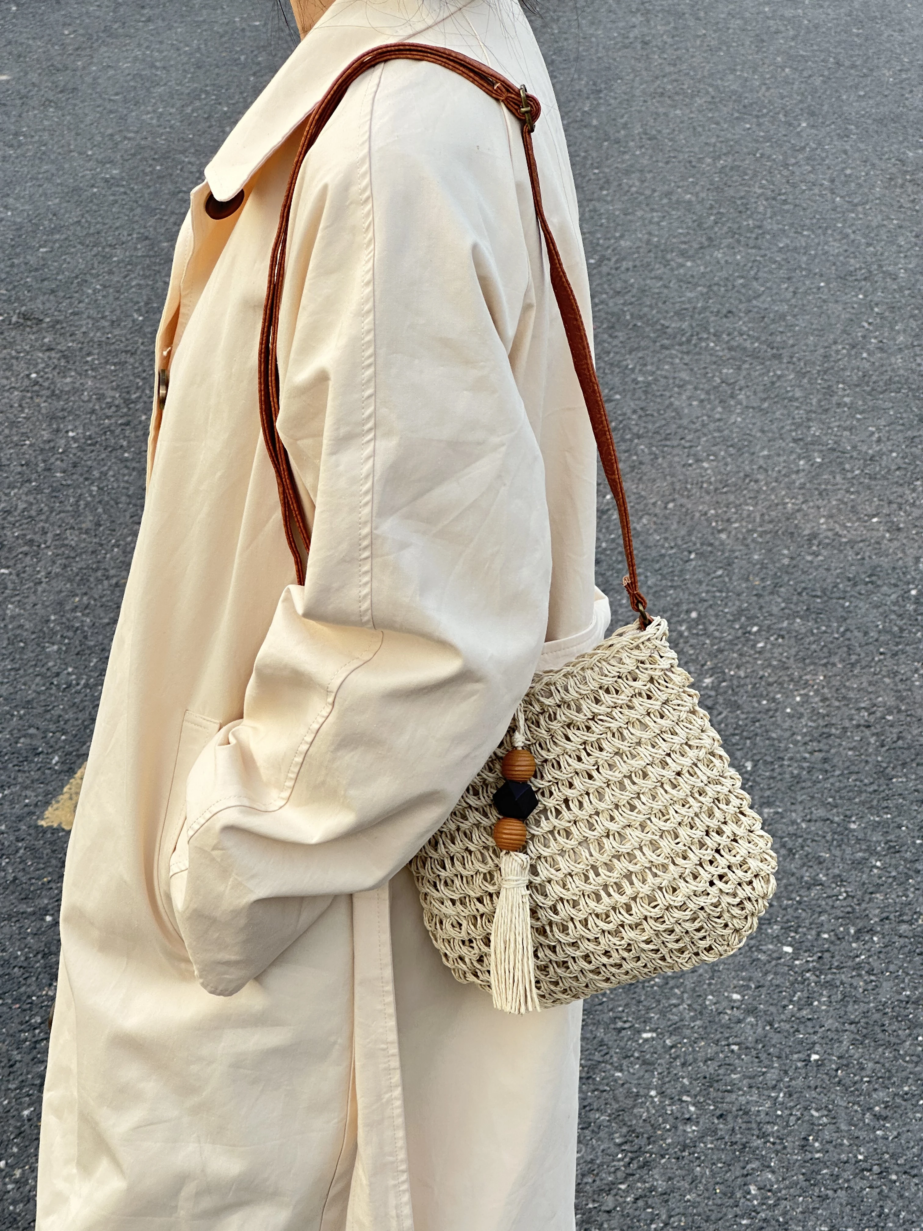 Casual Chic Straw Woven Bucket Bag Women's Fashionable Artistic Crossbody Beach Bag Soft Leather Handle Medium Softness