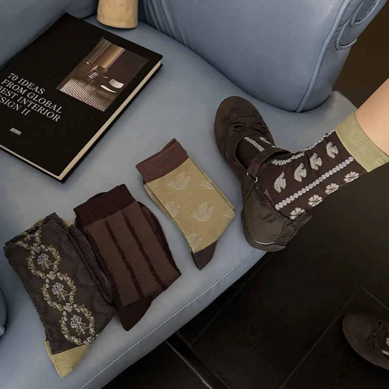 2/1 Pair of Randomly Assorted Vintage Ethnic Style Socks for Women, Mid-Calf Socks for Autumn and Winter, with Three-Dimensional Embossed Coffee-Colored Artistic Court-Style Floral Design