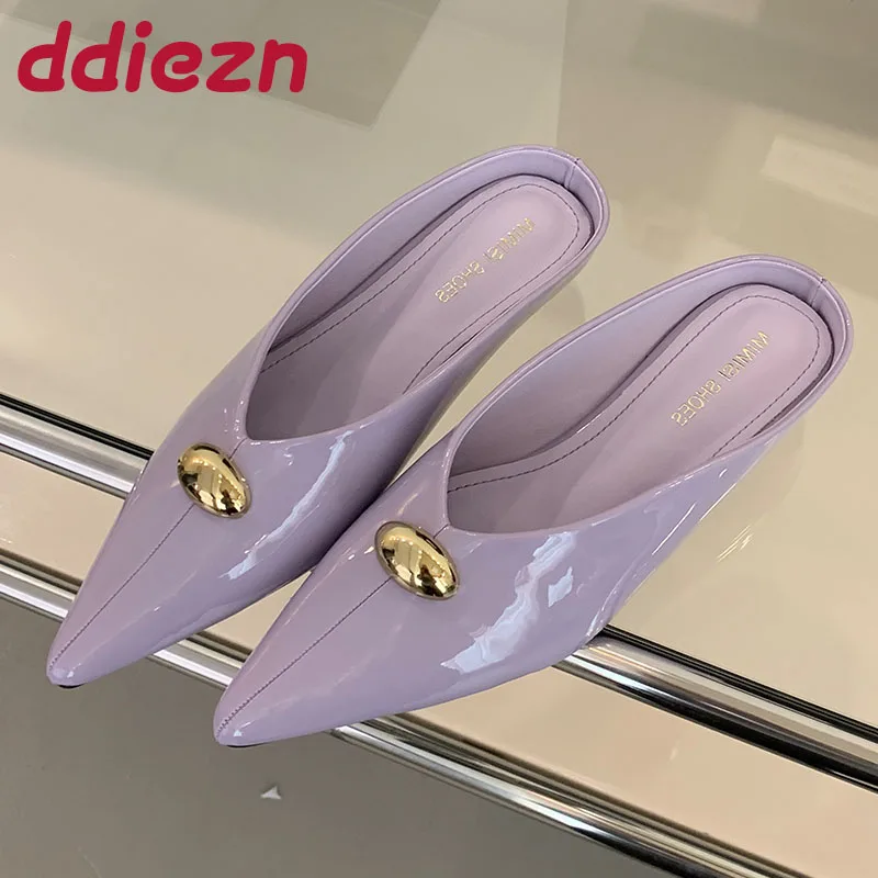 

Женские шлепанцы на низком каблуке с заклепками, летние и весенние модные женские шлепанцы на плоской подошве с острым носком, сандалии, туфли-лодочки