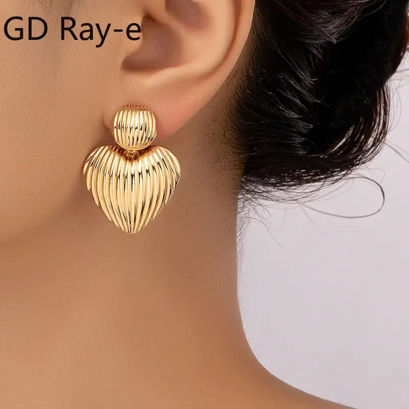 Fashion Round Metal Heart Earrings for Women European and American New Trendy Gold Color Retro Ball Earrings Elegent Female