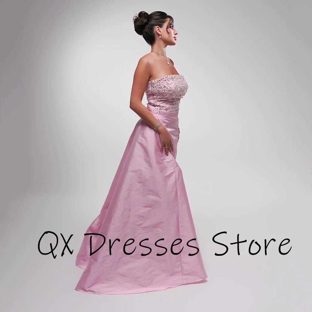 Sukienka wieczorowa bez ramiączek, różowa, satynowa, bez rękawów, z kryształami, prosta, na przyjęcie, z trenem typu sweep, długości do kostek, suknia balowa.