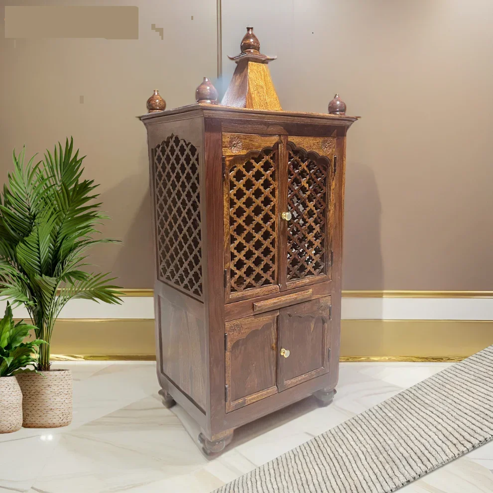 Comes with brown Polish lockers