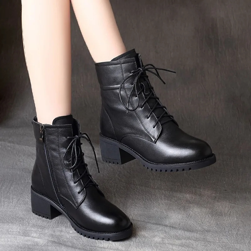 

Winter Fashion Leather Boots Women's 2024 New British Wind Waterproof Platform Boots Plush Warm Ladies Boots Mid heel Booties