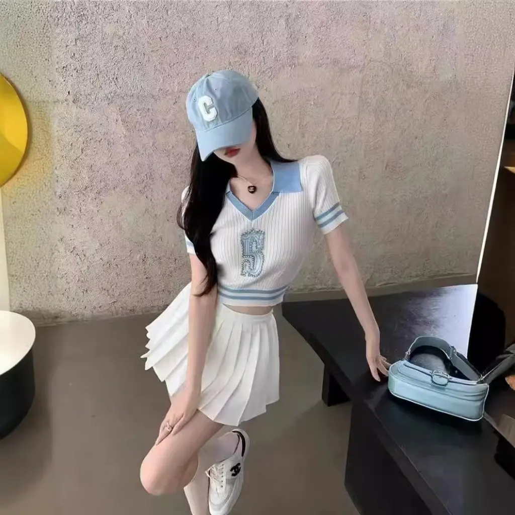 

Новая летняя мода, женский крутой шелковый вязаный свитер с короткими рукавами, плиссированная юбка, универсальный тренд в студенческом стиле