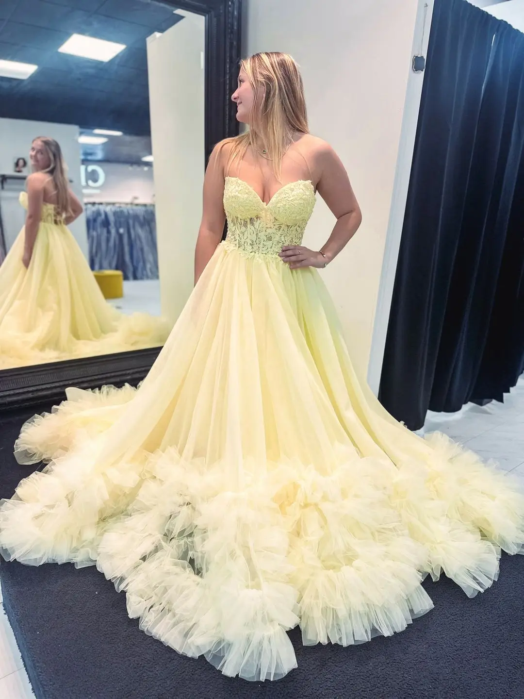 

Classic Strapless Ruffles Tiered Tulle Prom Dress A-Line Sleeveles Wedding Dress Evening Gown Sweep Train Formal Occasion Dress