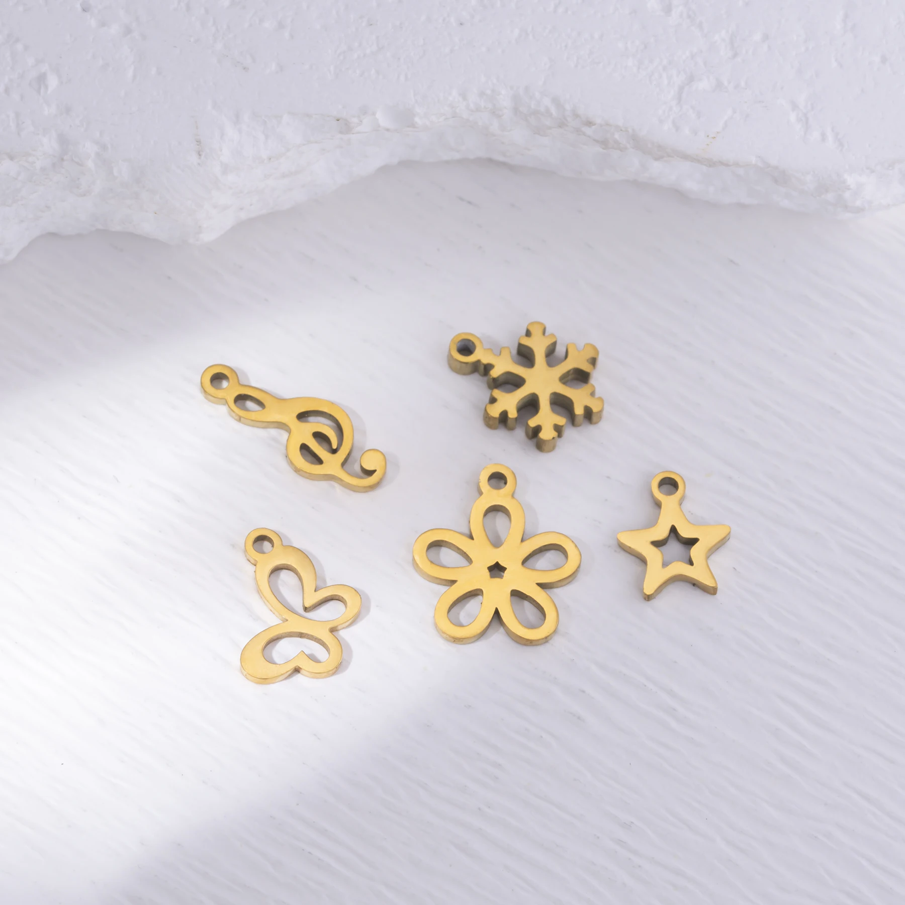 6 Stück/Set Edelstahl Mini Spiegelpolierte Anhänger in Form von Schneeflocke, Delfin, Krone, Stern und Schmetterling für DIY-Schmuckherstellung Zubehör – Detail 6