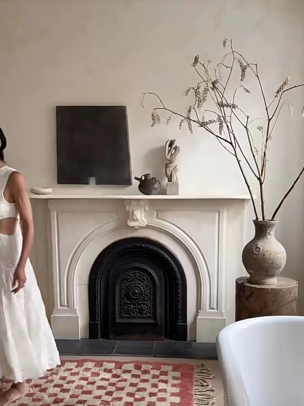 

Дизайнерский мраморный камин Eyeswoon Same Cream в стиле ретро