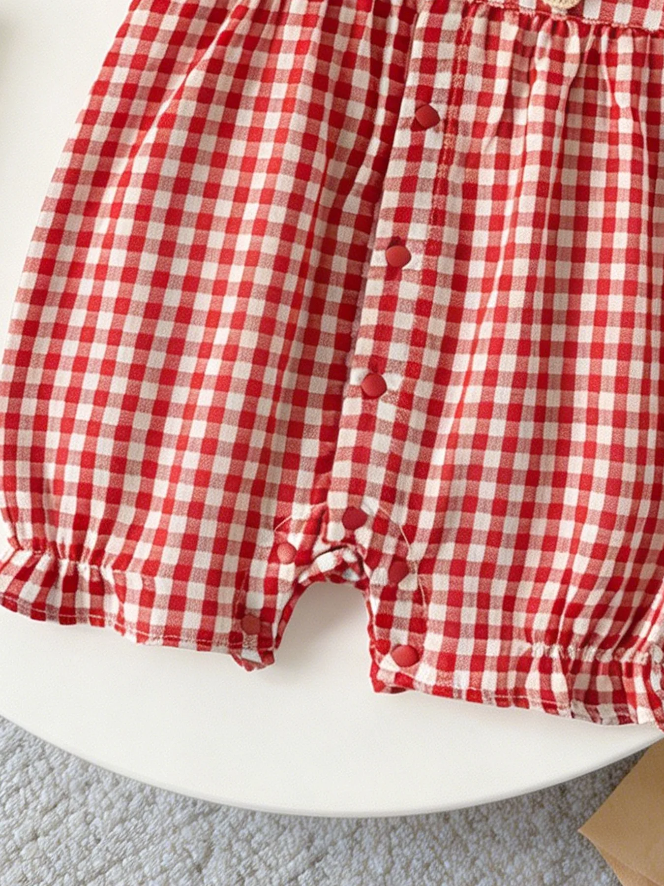 Ärmelloser Baby-Mädchen-Strampler: Gehäkelter, rot-weiß karierter, süßer Baby-Mädchen-Einteiler für den täglichen Sommergebrauch. – Detail 10