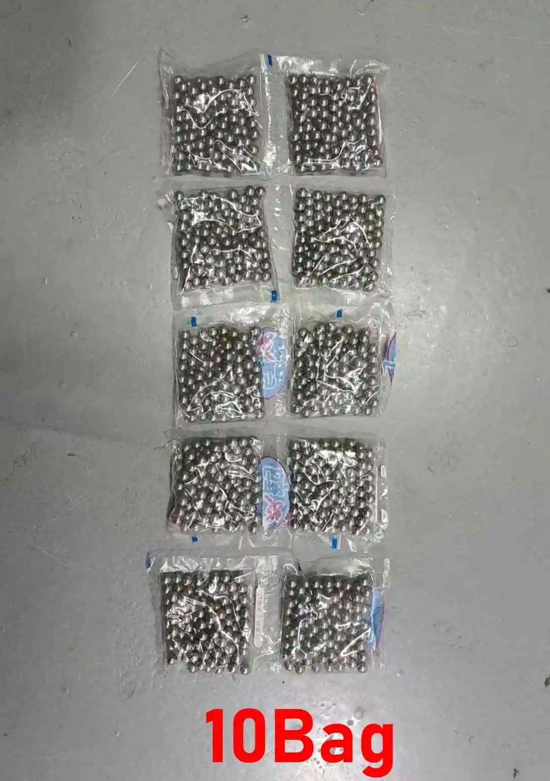 100 stuks 6mm kogels van hoogwaardig koolstofstaal zijn krachtig en geschikt voor buitenschieten met G17-legering speelgoedwapens.