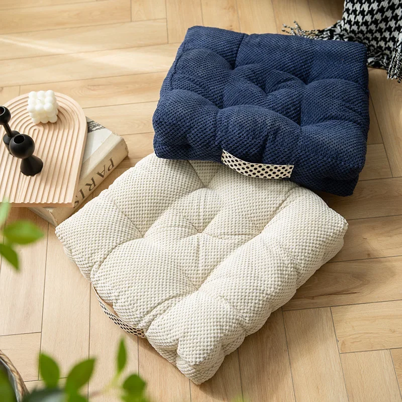 Thickened winter minimalist bedroom floor, floating windows, tatami mats, sofa cushions, floor cushions