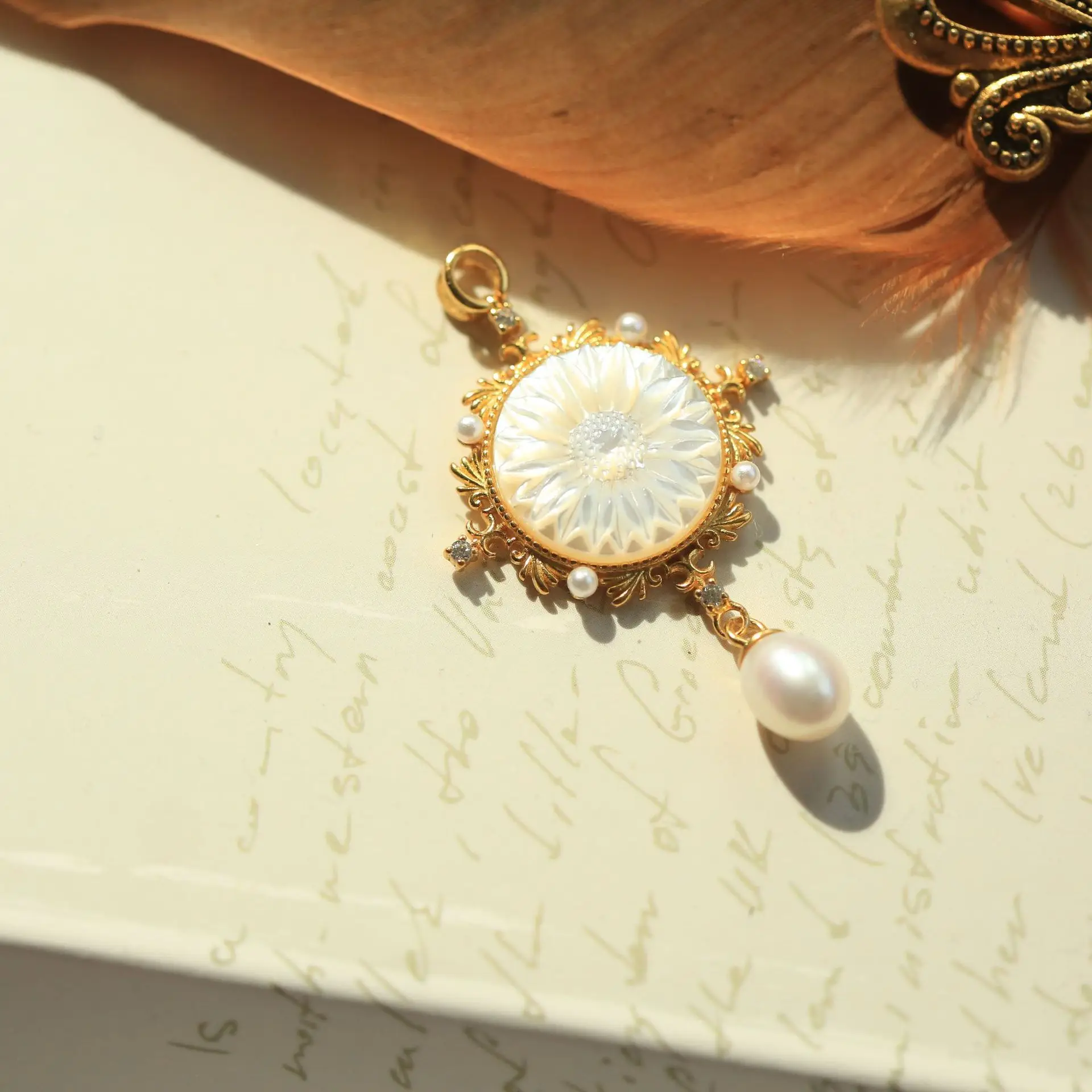 S925 Silver Whole Body Silver Inlaid Shell Engraved Cameo Small Daisy White Shell Pendant Antique Style Item