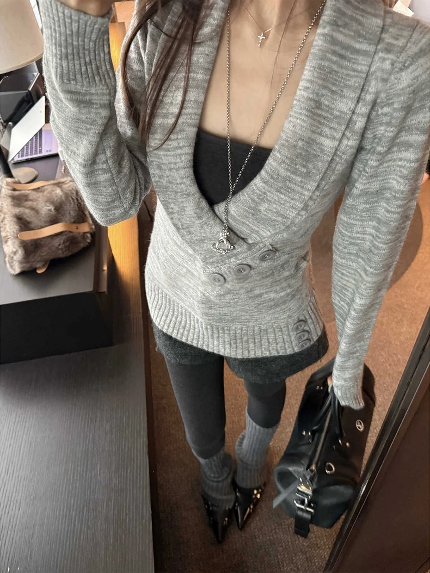 

Женский модный свитер с V-образным вырезом и утягивающим эффектом на талии, подходит для осенне-зимней верхней одежды и внутренних комплектов в корейском стиле.