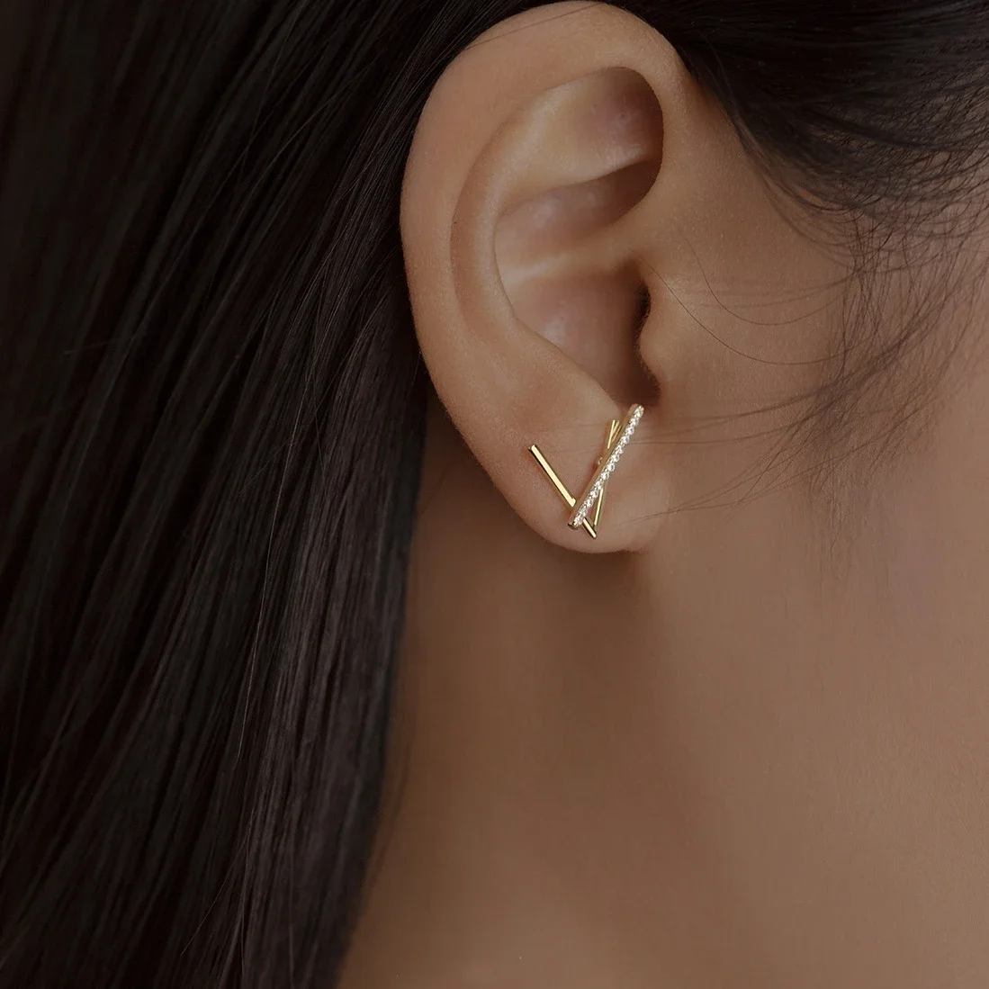 

ITSMOS s925 Sterling Silver V Letter 14k Gold Plated Fashion Earrings Simple Pave CZ Luxury Elegant Party Studs for Women