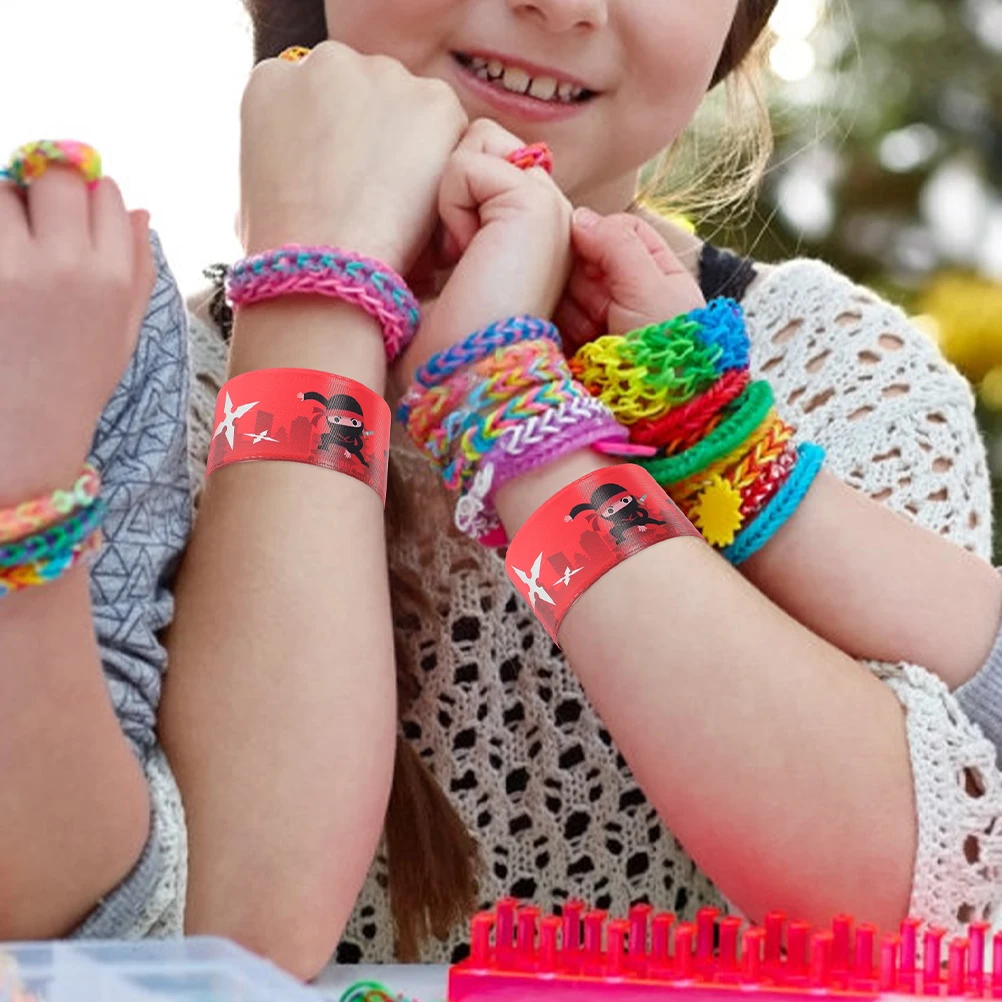 24 ชิ้นสร้อยข้อมือธีมสีดําเด็ก Slap นาฬิกาข้อมือ Party Favors PVC การ์ตูนสายรัดข้อมือของขวัญ