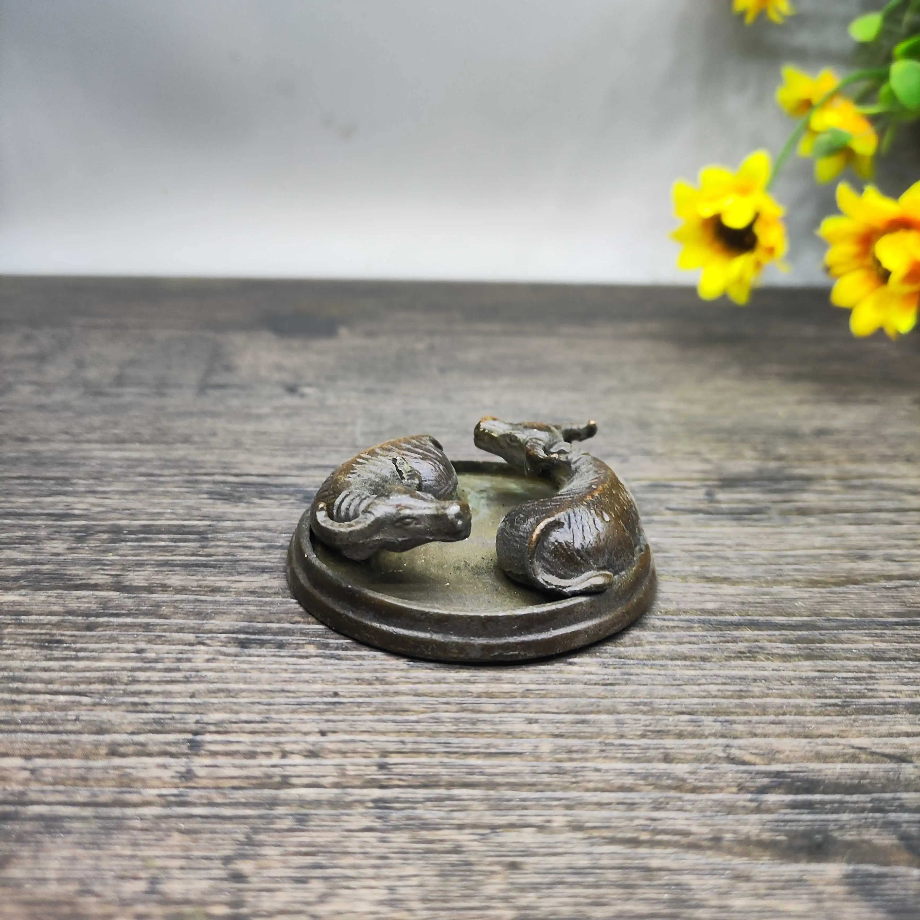 Retro micro-carving double ox fortune-telling and feng shui small decorative item for home decoration