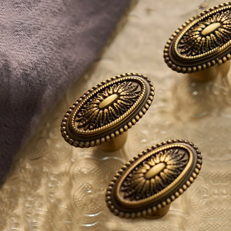 French Style Yellow Antique Brass Handle High-End Solid Zinc Alloy Single Hole Pull for Wardrobe Cabinet Drawer Door