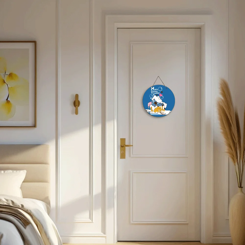 مسطح ثنائي الأبعاد - ديكور منزلي ثنائي الأبعاد قطعة واحدة من ديزني ستيتش "هنا يأتي مشكلة!" مغناطيس معلق على لوحة الباب الخشبية المستديرة - 7.87 × 7.87 بوصة معاد تدويره
