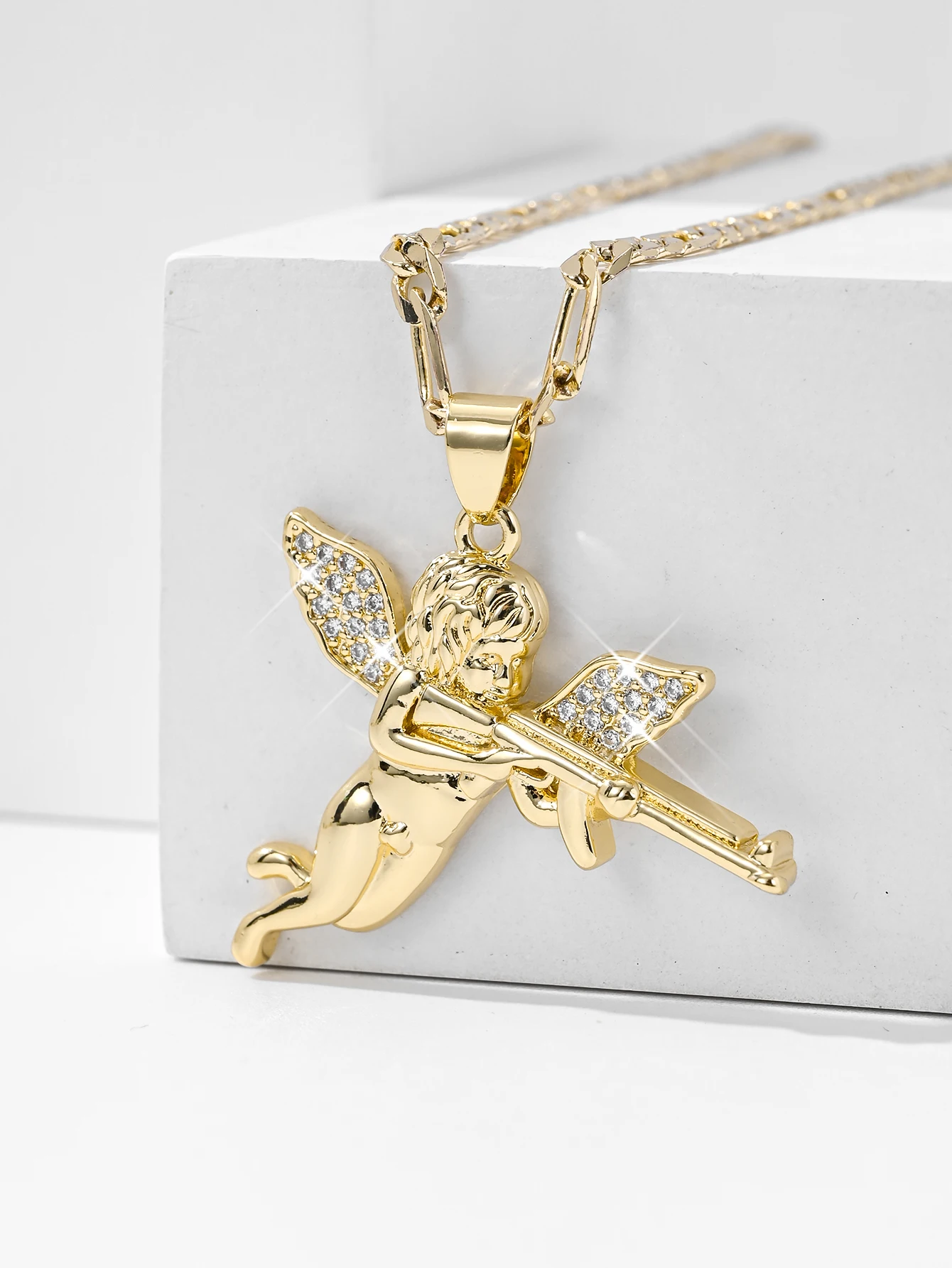 1Pc European and American Fashion Trendy Unisex Casual Style Layered Embossed Zircon-Inlaid 14K Gold-Plated Copper Vintage Gold Angel Cupid Shooting Gun Pendant Necklace, Suitable for Christmas/Thanksgiving/Halloween/Mother's Day/Valentine's Day Couples/Friends/Fellow Parishioners as a Gift, Catholic First Communion, Gift, Everyday Versatile Holiday Wear and Prayer Accessory