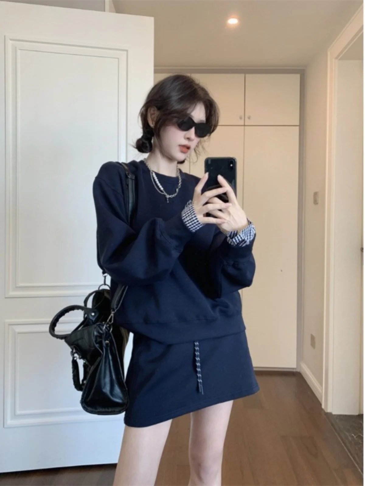 

Свободный женский костюм-двойка: свитшот и юбка, повседневный, омолаживающий, осенний, модный комплект 2024