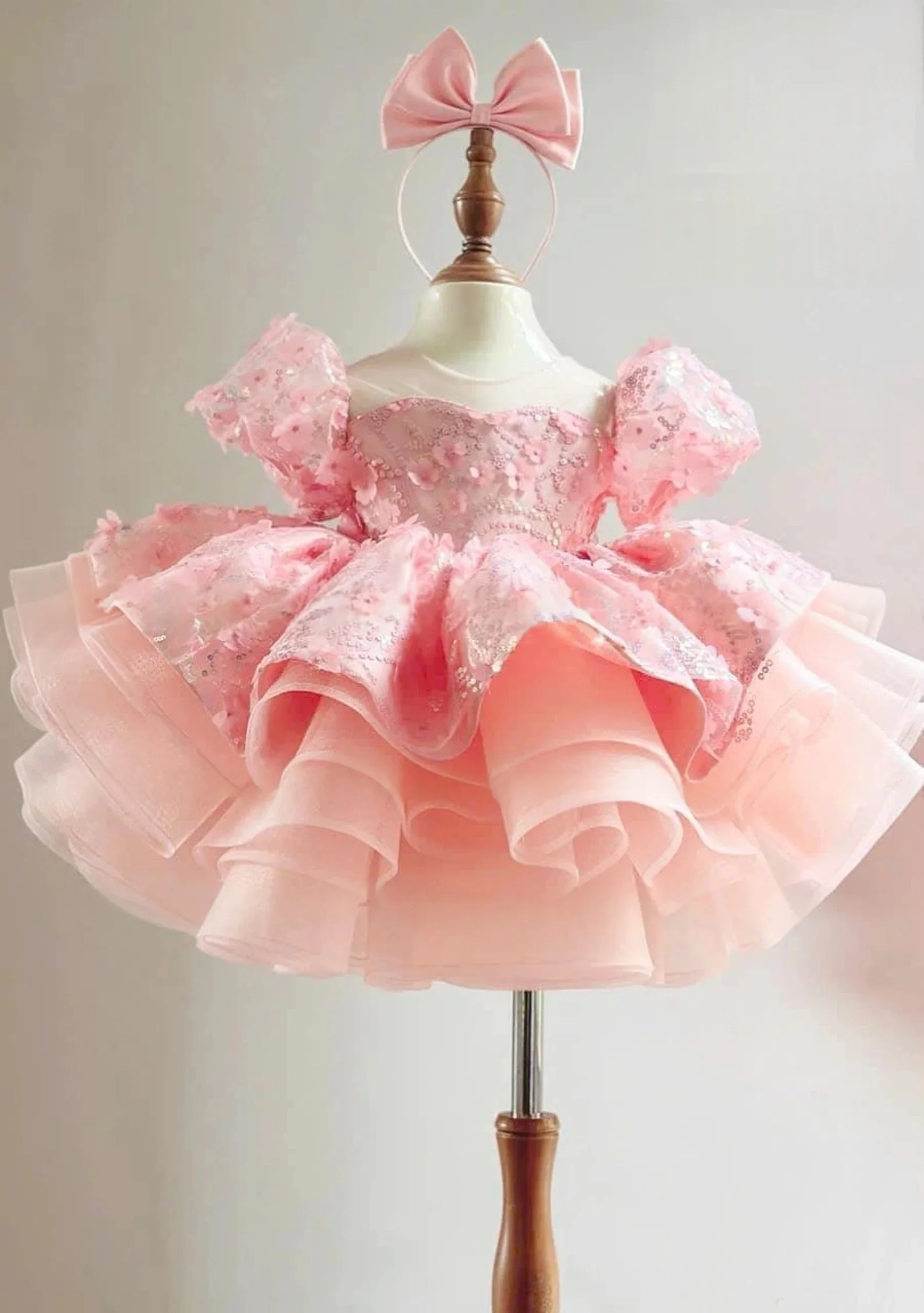 Maßgeschneidertes Luxus-Blumenmädchenkleid Hochzeitskleid Geburtstagsfeier Festkleid Laufsteg Puffärmel 3D Blumen-Pailletten Mehrlagiges Tüllkleid