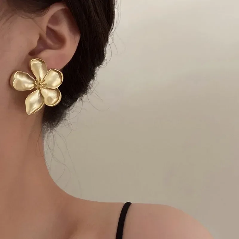 1 Pair Gold Color Matte Texture Metal Flower Retro Earrings for Women Girls Fashion Party Jewelry Gifts Beautiful Floral Earring