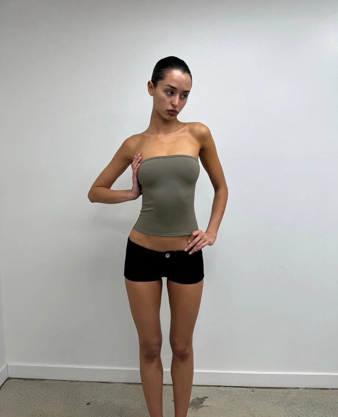 タンクブラック超ショートパンツ、ローウエスト、タイトなホットパンツ、あらゆる種類のホルターネックトップスや半袖に適した万能ベーシック