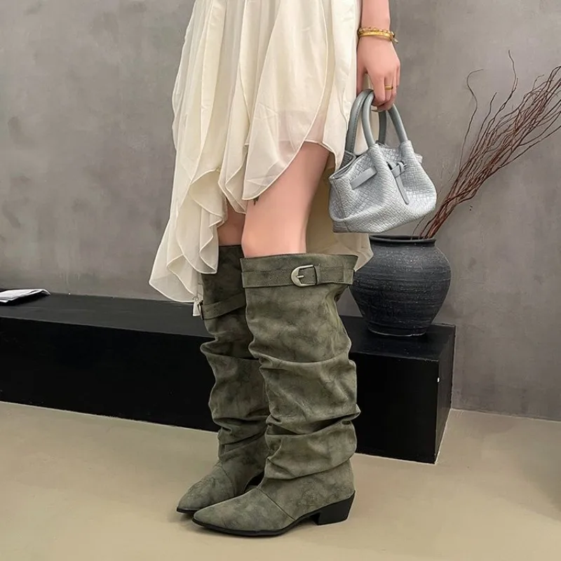 2026 Herbst Retro-Stil Spitze Plissierte Damen-Langstiefel mit Breiten Lederschnallen, Schlichte und Elegante Hohe Kavallerie-Stiefel – Detail 9