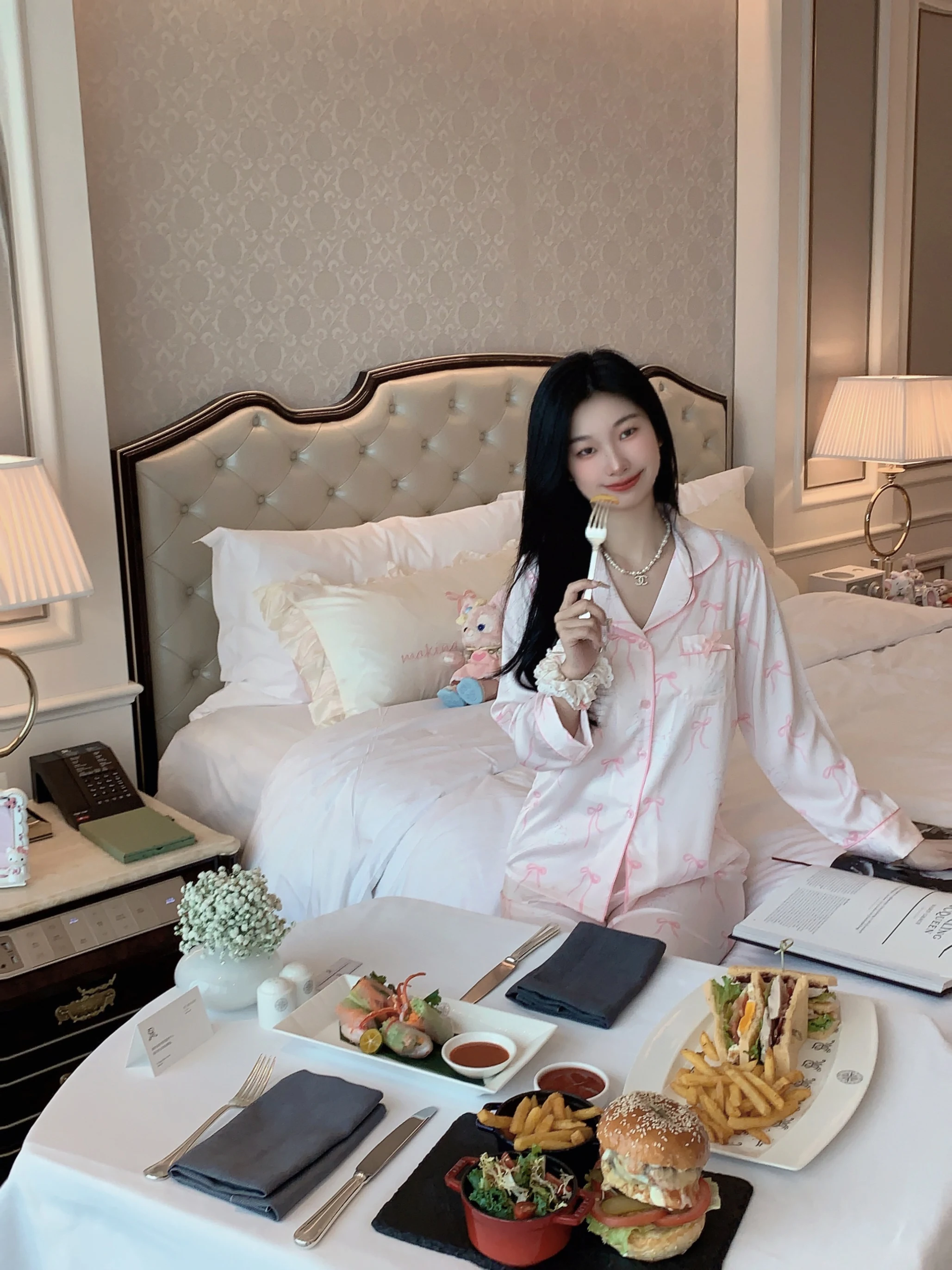 Simple and Comfortable Bow-printed Satin Ice Silk Pajamas Elegant Girl Cool and Drape Long-sleeved Loungewear