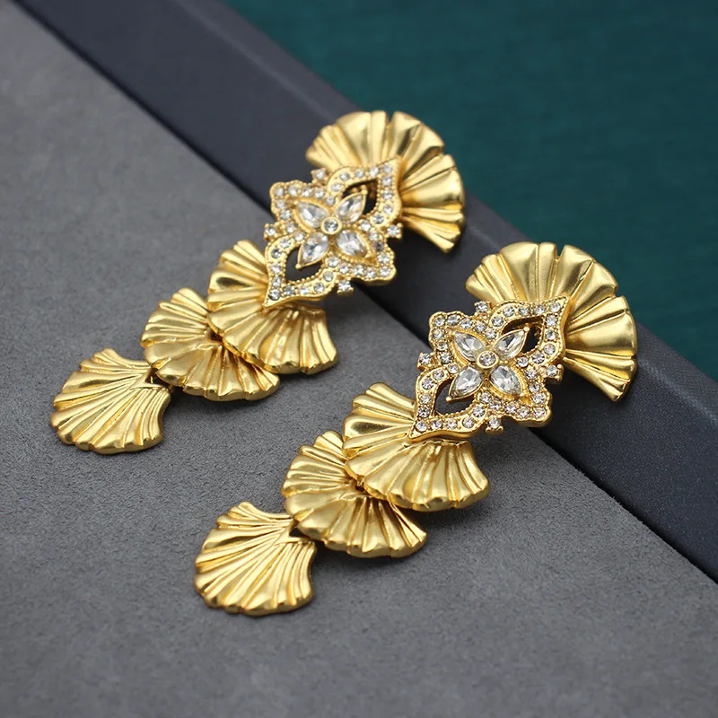 

AETEEY Vintage Matte Gold Ginkgo Leaf Zircon Earrings Retro Elegant Long Drop Earrings for Women Unique Design Statement Jewelry