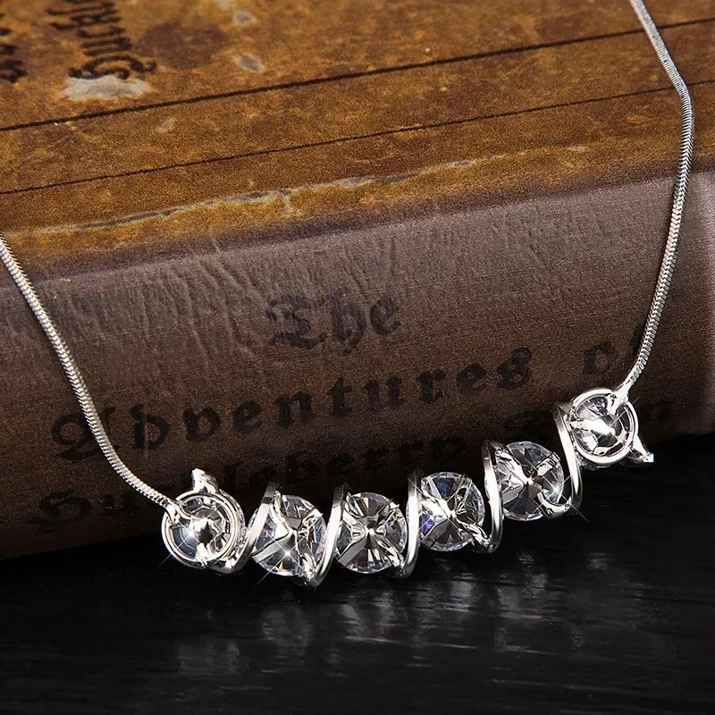 新しい鎖骨チェーンのレディースハートビートネックレスは、ファッショナブルなショートジルコンウェーブネックレスです。